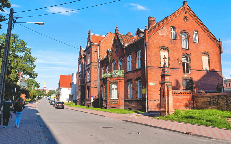 16 - A historic red-brick residential building (kamienica) located at ul. Poczty Gdańskiej 2 in Malbork
